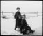Historische Aufnahme einer Winterlandschaft, im Vordergrund drei Kinder mit Schlitten.