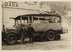 Sur la photographie en noir et blanc, on peut voir un car postal à chenilles. Il s'agit du car postal P1820, conservé jusqu'à aujourd'hui, dans sa première phase d'exploitation.