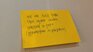Ein gelbes Post-it mit der Nachricht: Weil wir Angst davor haben, unseren eigenen Wohlstand zu teilen (geschwiege denn zu verlieren).