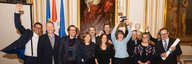 Dans un vénérable palais, l'équipe du Musée de la Communication se réjouit du Prix du Musée du Conseil de l'Europe. - vue agrandie
