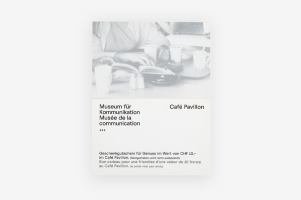 Zwei ausgelegte Gutscheine für das Café des Museums.