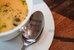 Auf einem Tisch steht ein Teller mit Suppe. Daneben liebt ein Löffel auf dem steht "Museum macht Hunger". - vergrösserte Ansicht