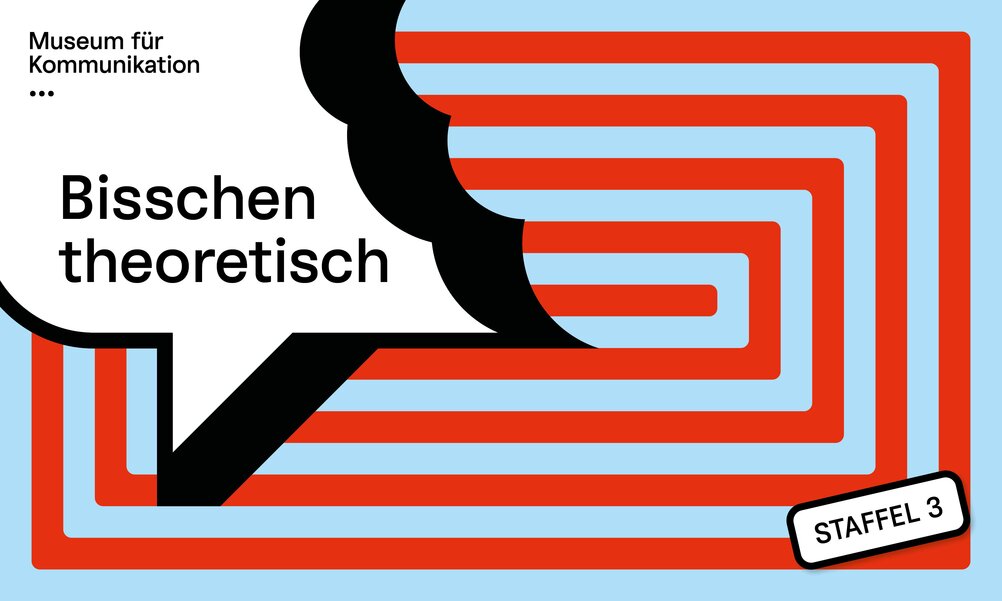 Das Werbebild der 3. Staffel vom Museumsangebot "Bisschen theoretisch", das eine Mittagsführung und einen Podcast umfasst. Das Bild ist eine rechteckige, zweifarbige Spirale in rot und blau und eine Sprechblase, in der der Titel des Angebots steht und die en bisschen angebissen ist. Die Sprechblase ist schwarz-weiss. 