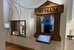 Blick in die Ausstellung des Museums für Kommunikation: Zu sehen ist die Station MyMuseum mit einem interaktiven Element und einer Vitrine. - vergrösserte Ansicht