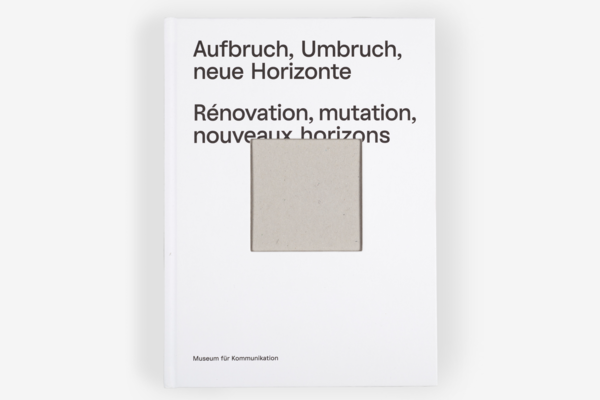 Die grau-weisse Fotografiepublikation des Museums "Aufbruch Umbruch" über frühere Kernausstellungen und den Umbruch zur neuen Kernausstellung im Jahr 2017 liegt auf weissem Hintergrund.