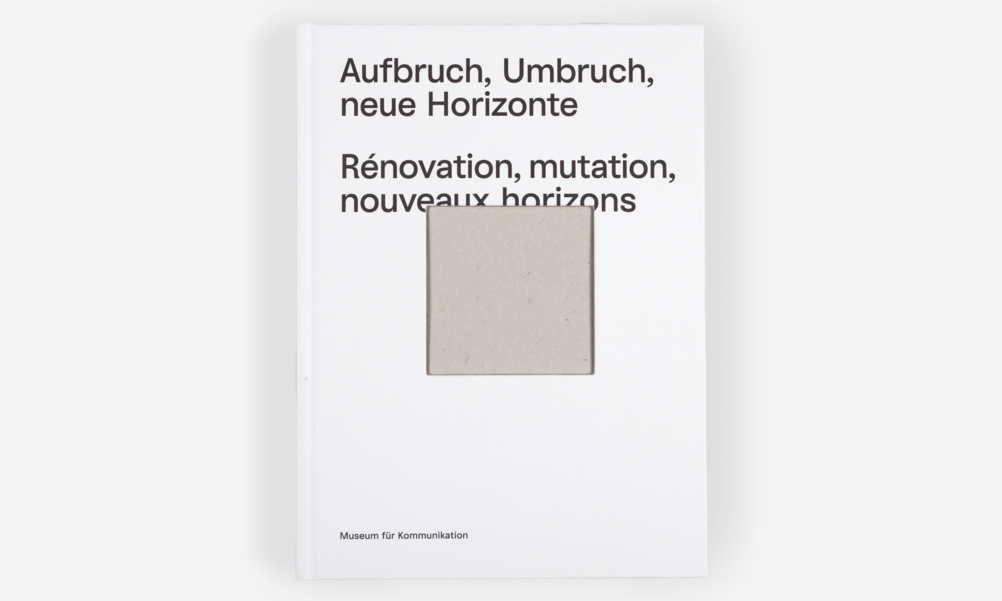 Die grau-weisse Fotografiepublikation des Museums "Aufbruch Umbruch" über frühere Kernausstellungen und den Umbruch zur neuen Kernausstellung im Jahr 2017 liegt auf weissem Hintergrund.