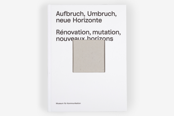 Die grau-weisse Fotografiepublikation des Museums "Aufbruch Umbruch" über frühere Kernausstellungen und den Umbruch zur neuen Kernausstellung im Jahr 2017 liegt auf weissem Hintergrund.