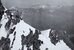 Sur la photo aérienne, on peut voir la station d'ondes dirigées du Jungfraujoch dans la neige. L'image date de 1963. - vue agrandie
