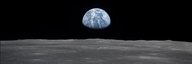 Über der grauen Oberfläche des Mondes geht die blaue Erde auf. - vergrösserte Ansicht