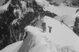 Auf dem Bild sind zwei Mitarbeiter:innen des PTT-Teams zu sehen, welche Richtstrahlmaterial auf den Ostgrat hochschleppen