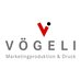 Logo der Firma Vögeli - ein rotes V mit einem schwarzen Punkt über einem Ende des Buchstabens, darunter der Text Vögeli Marketingproduktion und Druck