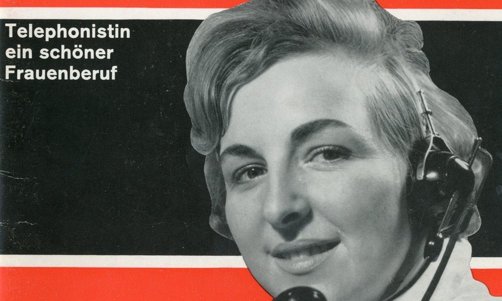 Eine Abbildung der Broschüre "Telephonistin - ein schöner Frauenberuf". Vor rot-schwarzem Hintergrund ist eine Frau mit Headset abgebildet.