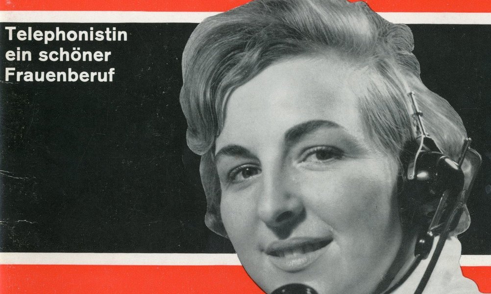 Eine Abbildung der Broschüre "Telephonistin - ein schöner Frauenberuf". Vor rot-schwarzem Hintergrund ist eine Frau mit Headset abgebildet.
