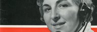 Une illustration de la brochure "Téléphoniste - une belle profession féminine". Une femme avec un casque d'écoute est représentée sur un fond rouge et noir. - vue agrandie