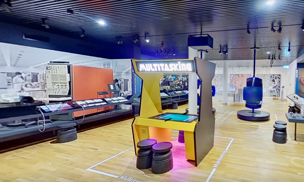 Ein weitwinkliges Bild in die Zone Change der Kernausstellung des Museums für Kommunikation. Links ist ein historischer Grossrechner zu sehen, in der Mitte die interaktive Station Multitasking und rechts erste Personal Computer.