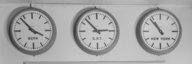 Drei Uhren an einer Wand zeigen unterschiedliche Zeitzonen an: Bern, Greenwich Mean Time und New York. - vergrösserte Ansicht