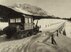 Auf der Schwarz-Weiss-Fotografie ist Postauto von Citroen ersichtlich, das an der Hinterachse mit einem Raupenantrieb ausgerüstet ist.