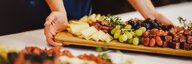 Eine Aperoplatte mit Weintrauben, Käse und Aufschnitt - vergrösserte Ansicht