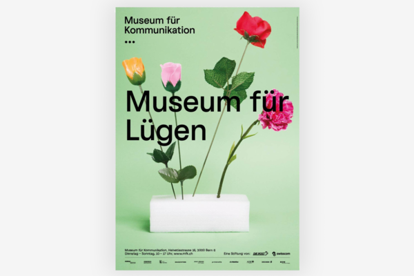 Museum-Plakat mit eingesteckten Rosen und dem Slogan "Museum für Lügen".