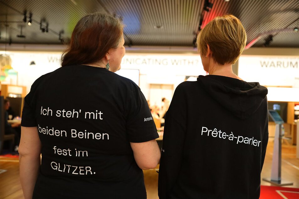 Zwei Kommunikatorinnen von hinten. - vergrösserte Ansicht