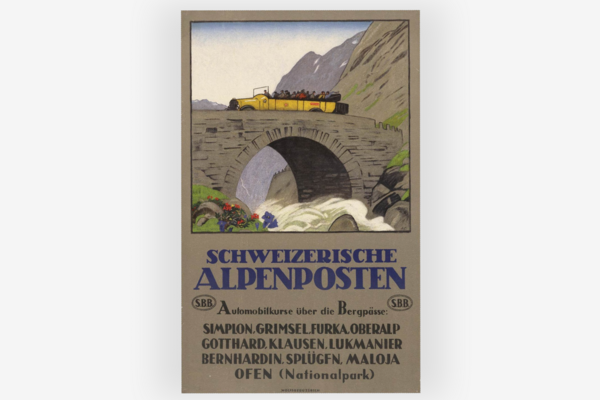 Graubraunes Poster mit Schriftzug "Schweizerische Alpenposten" und Zeichnung eines Postautos auf einer Brücke im Gebirge.
