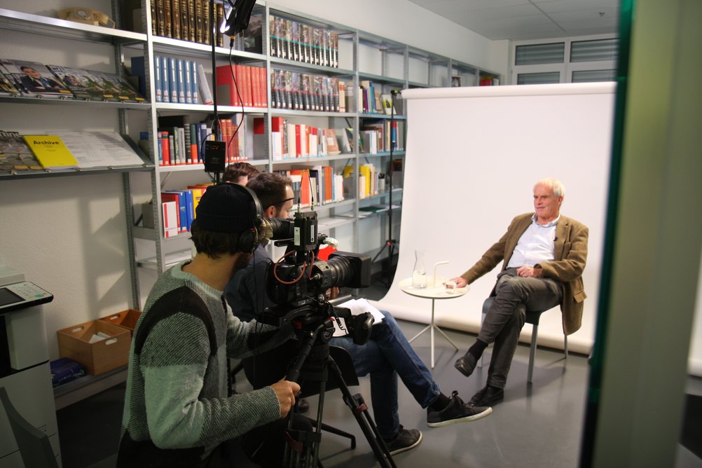 In the PTT archive, a person is interviewed in a video setting.