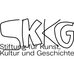 Logo der Stiftung SKKG: vier von Hand gezeichnete Buchstaben, davon zwei breit und die anderen zwei nur als einfache Striche. Darunter der Text "Stiftung für Kunst, Kultur und Geschichte".