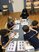 Fünf Kinder sitzen an einem grauen Tisch und arbeiten mit Legos.