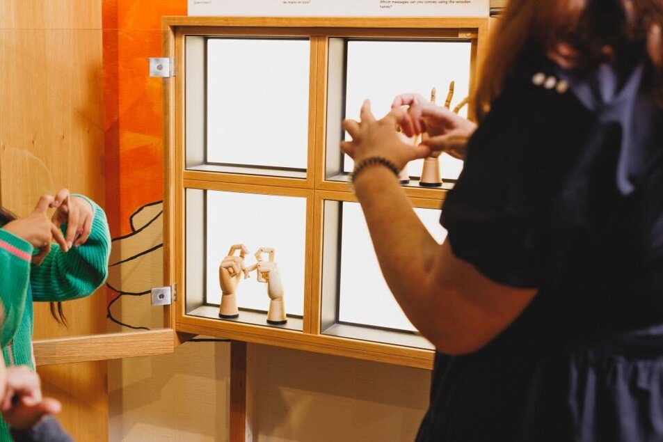 Menschen machen Gesten