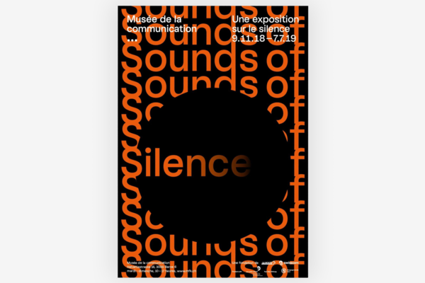 Poster mit Sounds of Silence Schriftzügen in oranger Schrift