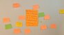 Eine Wand mit zahlreichen Post-its und der Frage: Wir können uns das Ende der Menschheit besser vorstellen, als das Ende der Marktwirtschaft. Warum ist das so?