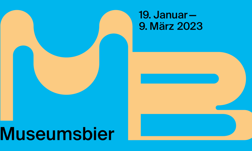 Ein grosser M und ein grosser B bilden das Logo vom Museumsbier, hellgelb auf blauem Grund
