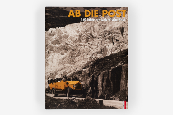 Buch mit Postauto in Alpenlandschaft auf weissem Hintergrund.