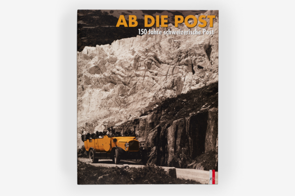 Buch mit Postauto in Alpenlandschaft auf weissem Hintergrund.