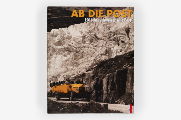 Buch mit Postauto in Alpenlandschaft auf weissem Hintergrund.
