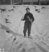 Im Schnee steht ein Junge mit einer langen dünnen Stange in der Hand - in der anderen Hand hält er eine zusammengeklappte Version davon.