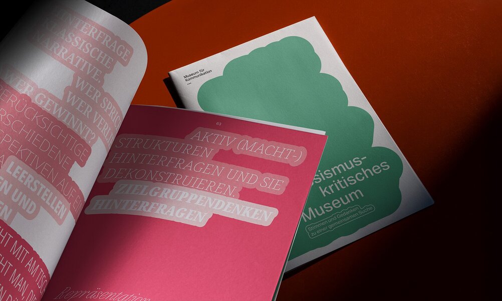 Deux numéros d'un magazine sont posés sur un fond boisé : l'un est fermé, l'autre ouvert. On peut voir le titre et le texte. Tout est conçu dans les couleurs vert et rouge.