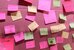 Eine Nahaufnahme von farbigen Post-its mit Texten drauf. - vergrösserte Ansicht