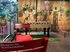 Café de l'intérieur avec mur en bois et décoration végétale et objets d'action du musée