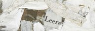 Eine Collage mit weisser Farbe und Zeitungsausschnitten. Zu lesen sind die Worte "Lob der Leere". - vergrösserte Ansicht
