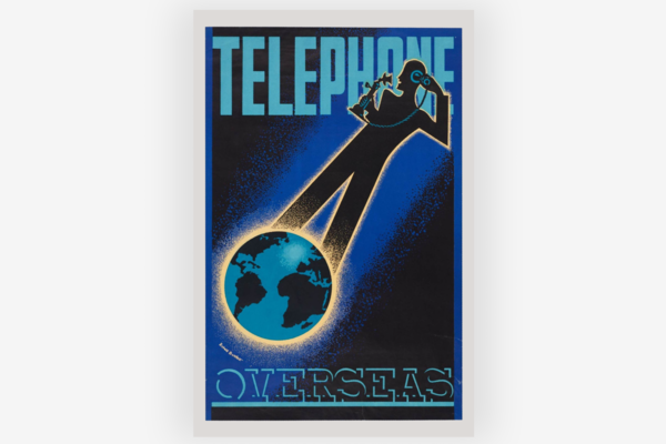Dunkelblaues Poster mit Schriftzug "Telephone overseas", Weltkugle und telefonierender Person.