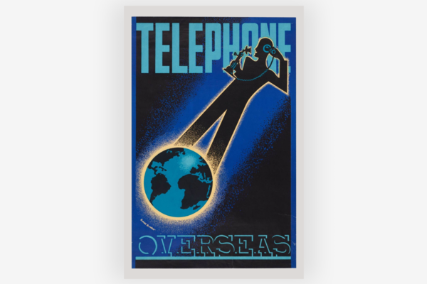 Dunkelblaues Poster mit Schriftzug "Telephone overseas", Weltkugle und telefonierender Person.