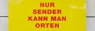 Ein Foto eines gelben Schildes, auf dem in roter Schrift steht: Nur Sender kann man orten. - vergrösserte Ansicht