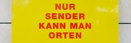 Ein Foto eines gelben Schildes, auf dem in roter Schrift steht: Nur Sender kann man orten. - vergrösserte Ansicht