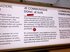 Eine Texttafel im Museum. Im Französischen beginnt der Satz mit "Les hommes..." - darüber ein roter Kleber auf dem steht "humains".