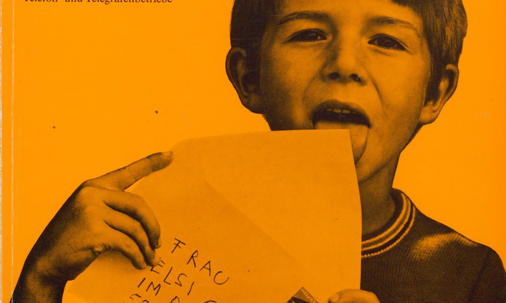 Ein altes Plakat der PTT mit einem Jungen darauf, der ein Kuvert zuklebt.