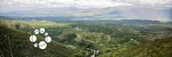 Farbfotografie eine üppig grünen Landschaft in Haiti - der Blick geht von einem Hügel in ein weites, flaches Tal. - vergrösserte Ansicht