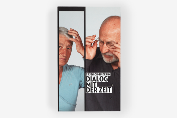 Buch mit zwei älteren Menschen auf dem Umschlag auf weissem Hintergrund.