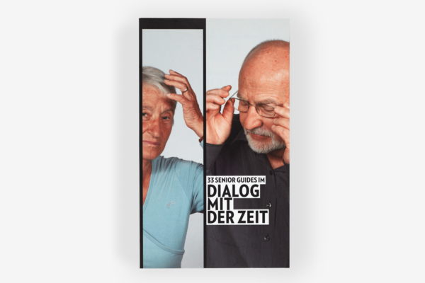 Buch mit zwei älteren Menschen auf dem Umschlag auf weissem Hintergrund.