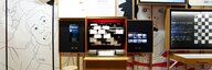 Blick auf eine Walze, in der Ausstellung, auf der verschiedene Zettel mit Botschaften hängen. - vergrösserte Ansicht